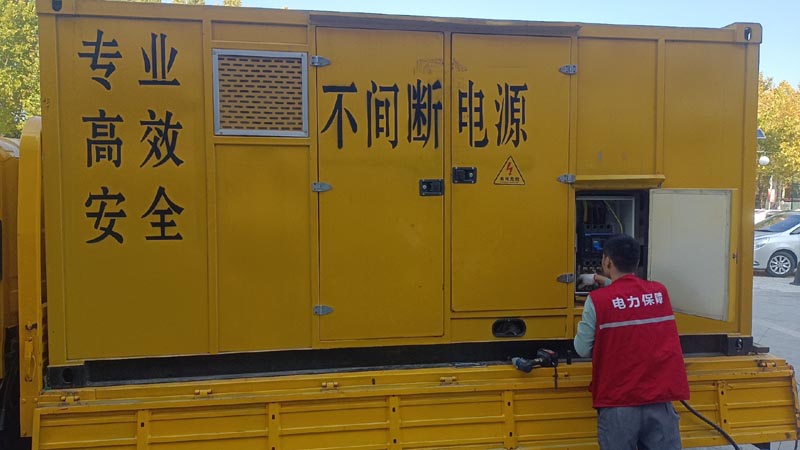 四会柴油发电机组和UPS电源配合使用时，如何避免切换过程中的电力中断？